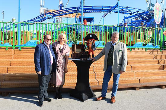 Wiesnchef zu Besuch bei der Familienachterbahn Pirateninsel von Willy und Andrea Kinzler beim Presserundgang am 19.09.2019 (©Foto: Maartin Schmitz)